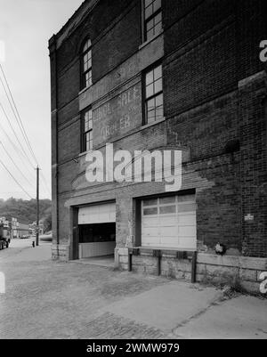 Details an der Südostseite. Blick nach Nordwesten - Garage - Gewerbe- und Industriegebäude, M. M. Walker Company, Warehouse, 40 Main Street, Dubuque County, Iowa Stockfoto