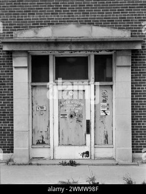 Detail des Haupteingangs an der Westfront. Blick nach Osten - Gewerbe- und Industriegebäude, internationaler Harvester Company Truck Showroom & Garage, 8 South Main Street, Dubuque Stockfoto