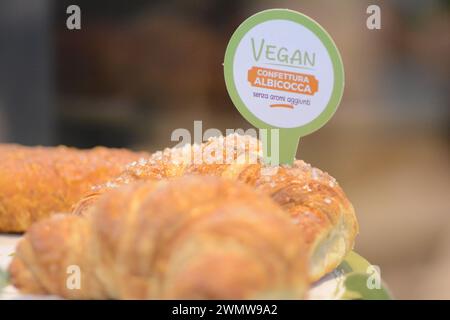 Verschiedene vegane Croissants werden in einer Bäckerei ausgestellt Stockfoto