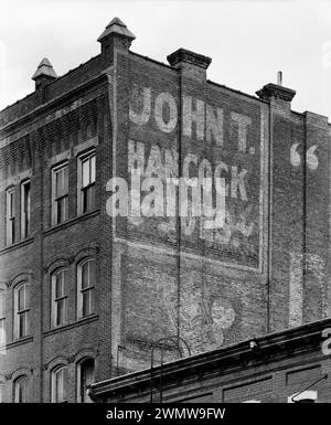 Oberes Detail der Southeast Side mit Attika, Schornsteinen und Partywänden. Blick nach Norden - Gewerbe- und Industriegebäude, Bishop's Block, 90 Main Street, Dubuque Stockfoto