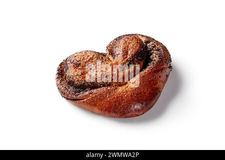 Frisch gebackenes süßes Brötchen mit Mohnfüllung und gebräunter Kruste auf weißem Hintergrund. Beliebtes Gebäck-Konzept Stockfoto