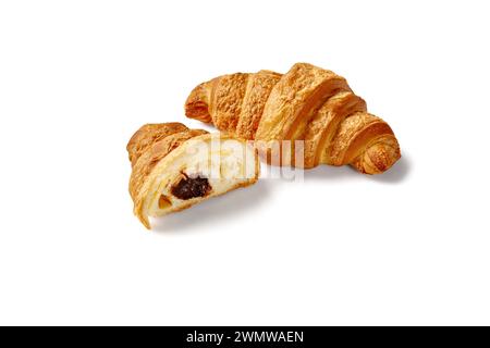 Ganze und in Scheiben geschnittene Gourmet-flauschige Croissants mit reichhaltiger Schokoladencreme-Füllung, isoliert auf weißem Hintergrund. Französisches viennoiserie-Gebäck Stockfoto