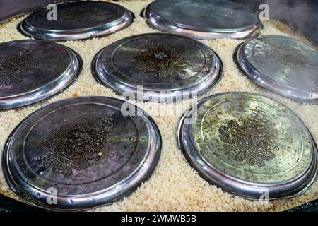 Frisch gekochtes Pilaw in einem großen Metallkessel. Köstliches, perfektes Essen. Nationale Küche Usbekistans. Stockfoto