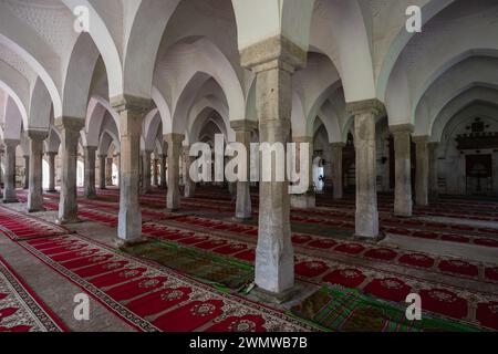 Innenansicht der alten 60 Kuppelmoschee im alten Khalifatabad, einem UNESCO-Weltkulturerbe, Bagerhat, Bangladesch Stockfoto