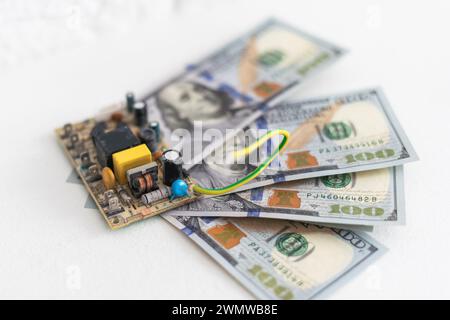 Geld und einen elektronischen Chip Stockfoto
