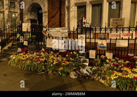 London, Großbritannien. Februar 2024. Gegenüber der russischen Botschaft sind Tribut an den verstorbenen russischen Oppositionsführer Alexej Nawalny zu sehen. Alexej Nawalny kämpfte gegen die Korruption in Russland und setzte sich für Reformen gegen Präsident Wladimir Putin und seine Regierung ein. Nach Angaben der russischen Regierung starb er am 16. Februar in einem Gefängnis nördlich des Polarkreises. Quelle: Mark Kerrison/Alamy Live News Stockfoto