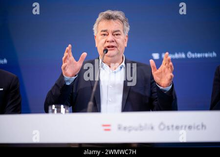 Wien, Österreich. 28. Februar 2024. Pressefoyer nach Ministerrat der Österreichischen Bundesregierung im Parlament. Bild zeigt Vize-Kanzler Werner Kogler Grüne. *** Wien, Österreich 28. Februar 2024 Pressefoyer nach dem Ministerrat der österreichischen Bundesregierung im Parlament Bild zeigt Vizekanzler Werner Kogler Grünen Stockfoto