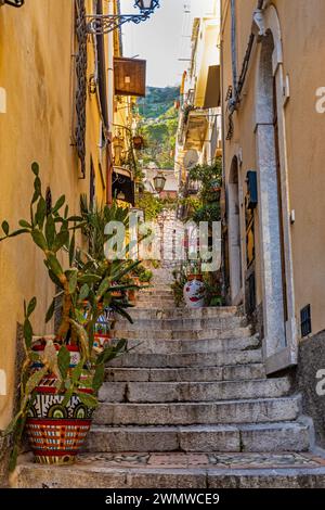 Taormina, Sizilien, Italien - 15. Februar 2023: Historische Altstadt mit Salita Guglielmo Melivia Treppenstufen und traditionellen Häusern von Taormina Stockfoto