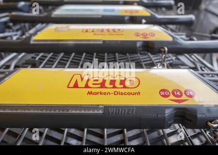Einkaufswagen bei einer Netto Marken Discount Filiale *** Einkaufswagen bei einem Netto Marken Discount Shop Nordrhein-Westfalen Deutschland, Deutschland GMS10841 Stockfoto