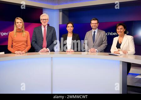 Julie kurz, Theo Koll, Dagmar Rosenfeld, Marco Buschmann und Sandra Maischberger in der ARD-Talkshow maischberger im Studio Berlin Adlershof. Berlin, 27.02.2024 *** Julie kurz, Theo Koll, Dagmar Rosenfeld, Marco Buschmann und Sandra Maischberger in der ARD Talkshow maischberger im Studio Berlin Adlershof Berlin, 27 02 2024 Foto:XT.xBartillax/xFuturexImagex maischberger2702 4211 Stockfoto