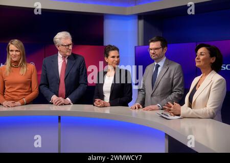 Julie kurz, Theo Koll, Dagmar Rosenfeld, Marco Buschmann und Sandra Maischberger in der ARD-Talkshow maischberger im Studio Berlin Adlershof. Berlin, 27.02.2024 *** Julie kurz, Theo Koll, Dagmar Rosenfeld, Marco Buschmann und Sandra Maischberger in der ARD Talkshow maischberger im Studio Berlin Adlershof Berlin, 27 02 2024 Foto:XT.xBartillax/xFuturexImagex maischberger2702 4213 Stockfoto