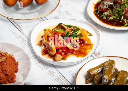 Vorspeisen-Sorten. Traditionelle türkische und arabische Köstlichkeiten. Verschiedene Mezze-Aromen auf weißem Holzhintergrund. Dolma, Muhammara, Artischocke mit Olive Stockfoto