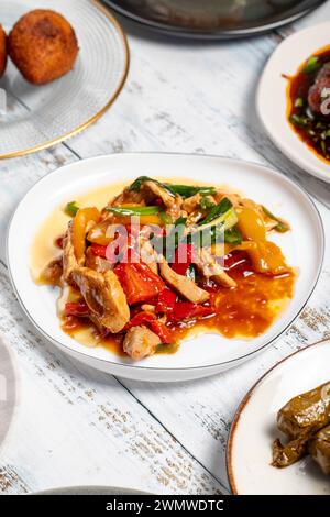 Vorspeisen-Sorten. Traditionelle türkische und arabische Köstlichkeiten. Verschiedene Mezze-Aromen auf weißem Holzhintergrund. Dolma, Muhammara, Artischocke mit Olive Stockfoto