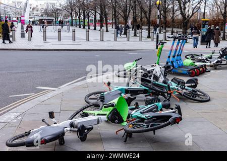 London, Großbritannien. Februar 2024. Leihfahrräder sind auf einem Bürgersteig verstreut abgebildet. E-Bikes, die unsicher auf Gehwegen gelassen werden, stellen eine Gefahr für Fußgänger dar, insbesondere für behinderte und ältere Menschen. Quelle: Mark Kerrison/Alamy Live News Stockfoto