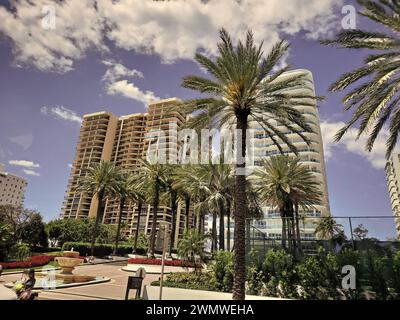 Sunny Isles, USA - 22. März 2021: Skyline tropischer Resorts am bewölkten Himmel Stockfoto
