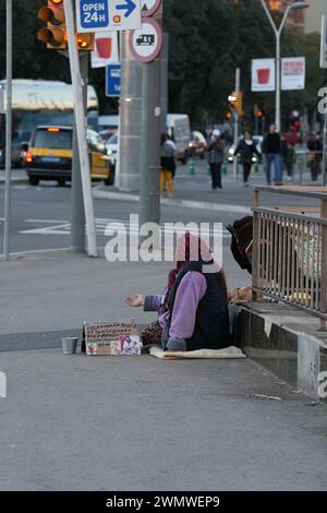 Eine obdachlose Frau in Barcelona, Spanien, auf der Straße Stockfoto