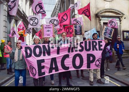 London, Großbritannien. Februar 2024. Aktivisten der Extinction Rebellion marschierten und besetzten die Büros von Versicherungsgesellschaften in der City of London, dem Finanzviertel der Hauptstadt, und forderten die Unternehmen auf, die Versicherung von Projekten mit fossilen Brennstoffen einzustellen. Quelle: Vuk Valcic/Alamy Live News Stockfoto