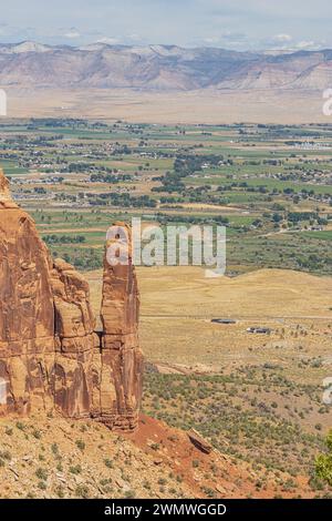 Blick auf die Sentinel Spire mit dem Colorado River, vom Otto's Trail im Colorado National Monument aus gesehen Stockfoto