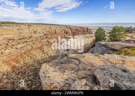 Red Canyon in Richtung Colorado River Valley, gesehen vom Cold Shivers Point im Colorado National Monument Stockfoto