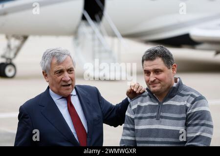 Roma, Italien. Februar 2024. Foto Cecilia Fabiano/LaPresse 27 febbraio 2024 Roma, Italia - Cronaca - La famiglia Langone Ostaggio in Mali liberata rientra in Italia Nella Foto: Daniele Langone, ministro Antonio TaianiFebruary 27, 2024 Roma, Italien - Geisel der Familie Langone in Mali veröffentlicht zurück in Italien am Flughafen Ciampino das Foto: Daniele Langone, Antonio Tajani Credit: LaPresse/Alamy Live News Stockfoto