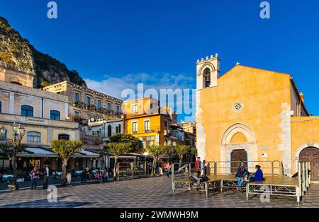 Taormina, Sizilien, Italien – 15. Februar 2023: Kirche Saint Augustine chiesa Sant’Agostino dient als öffentliche Bibliothek Biblioteca Comunale Stockfoto