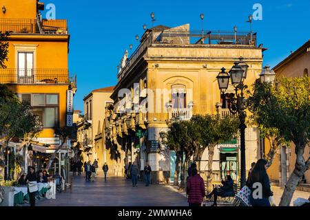 Taormina, Sizilien, Italien - 15. Februar 2023: Historische Altstadt mit Piazza IX Aprile und traditionellen Häusern an der Hauptstraße Corso Umberto Stockfoto