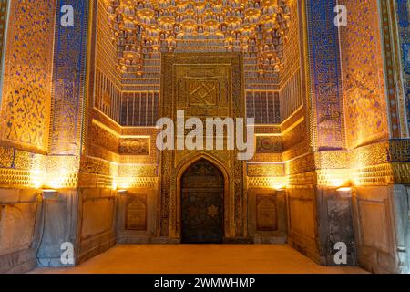 Das Innere des kunstvoll verzierten Innenraums der Madrasah, Registan Tilya Kori Madrasah Mosaikmuster Hintergrund von Keramikfliesen in der Stadt Samarkand, Stockfoto