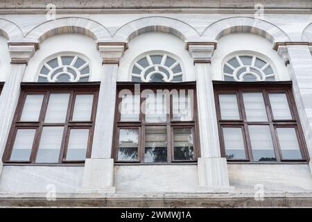 Baumfenster an der klassischen Fassade eines historischen Gebäudes in Vintage-Architektur. Alte historische Architektur in Istanbul Türkei. Reisefoto, niemand Stockfoto