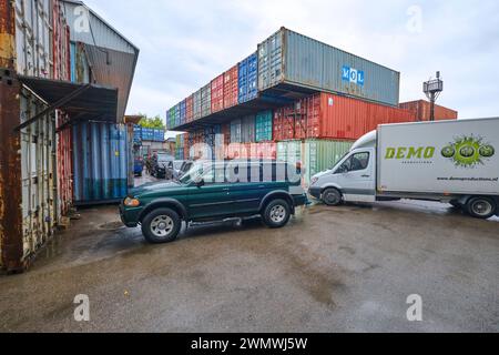 Eine typische Ansicht der vielen alten, gestapelten, wiederverwendeten Versandbehälter, die für Lagerung und Unternehmen verwendet werden. Auf dem Barakholka-Versandcontainer-lokalen Markt i Stockfoto