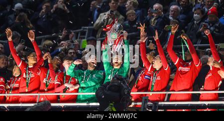 London, Großbritannien. Februar 2024. 25. Februar 2024 – Chelsea gegen Liverpool – Finale des Carabao Cup – Wembley Stadium Caoimhin Kelleher und Liverpool feiern den Sieg des Carabao Cup 2024. Bildnachweis: Mark Pain/Alamy Live News Stockfoto