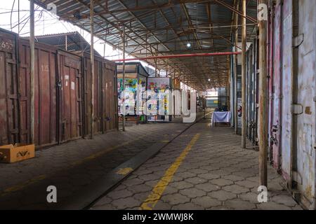 Blick auf einen meist leeren Bereich des Marktes, Transportcontainer geschlossen, Korridor ruhig. Auf dem Barakholka Versandcontainer lokalen Markt in Almaty, Ka Stockfoto