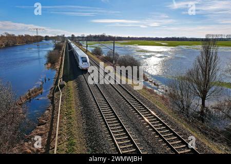 Ein ICE der Deutschen Bundesbahn auf der Strecke in Richtung Hamburg bei Wiesenaue in der Prignitz, Land Brandenburg. Die ausgiebigen Niederschläge führen nicht nur zu hohen Pegelständen auf den Flüssen, sondern auch zu weitflächigen Überschwemungen von Feldern und Wiesenflächen. Hier fährt ein ICE auf der Strecke nach Hamburg durch überschwemmte Flächen bei Wiesenaue in der Prignitz Wiesenaue Brandenburg Deutschland *** Ein ICE-Zug der Deutschen Bundesbahn auf der Strecke nach Hamburg bei Wiesenaue in Prignitz, Brandenburg die ausgedehnten Regenfälle führten nicht nur zu hohen Wasserständen auf den Flüssen, sondern auch zu einer sehr hohen Wassermenge. aber al Stockfoto