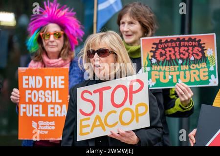 Klimaaktivisten der Extinction Rebellion Scotland protestieren vor der Konferenz der Pensions and Lifetime Savings Association im Edinburgh International Conference Centre (EICC), um die fehlerhaften Klimarisikomodelle der Pensionsfonds hervorzuheben und die Fonds aufzufordern, keine Investitionen in fossile Brennstoffe mehr zu tätigen. Bilddatum: Mittwoch, 28. Februar 2024. Stockfoto