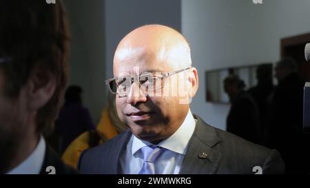 Ostrava, Tschechische Republik. Februar 2024. Der britische Geschäftsmann Sanjeev Gupta, der Eigentümer der Liberty Steel Group, trifft am 28. Februar 2024 vor dem Regionalgericht in Ostrava ein, um die mögliche Aufhebung des Moratoriums und den Umstrukturierungsplan des Stahlherstellers Liberty Ostrava, Ostrava, zu erörtern. Quelle: Petr Sznapka/CTK Photo/Alamy Live News Stockfoto