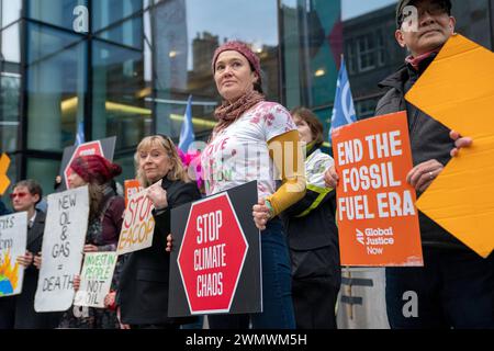 Klimaaktivisten der Extinction Rebellion Scotland protestieren vor der Konferenz der Pensions and Lifetime Savings Association im Edinburgh International Conference Centre (EICC), um die fehlerhaften Klimarisikomodelle der Pensionsfonds hervorzuheben und die Fonds aufzufordern, keine Investitionen in fossile Brennstoffe mehr zu tätigen. Bilddatum: Mittwoch, 28. Februar 2024. Stockfoto