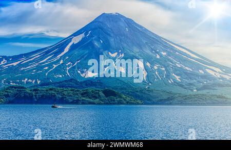 Die malerische Sommervulkanlandschaft der Halbinsel Kamtschatka: Blick auf den aktiven Vulkan Iljinski (Iljinskaja Sopka). Eurasien, Russland, Fernost, Kuril Stockfoto