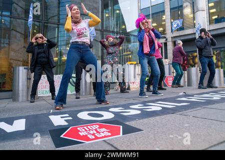 Klimaaktivisten der Extinction Rebellion Scotland protestieren vor der Konferenz der Pensions and Lifetime Savings Association im Edinburgh International Conference Centre (EICC), um die fehlerhaften Klimarisikomodelle der Pensionsfonds hervorzuheben und die Fonds aufzufordern, keine Investitionen in fossile Brennstoffe mehr zu tätigen. Bilddatum: Mittwoch, 28. Februar 2024. Stockfoto