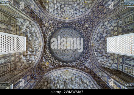 Die Decke im Inneren der Krypta oder des Mausoleums ist im traditionellen usbekischen Stil gehalten. Wunderschöne Innenausstattung des Komplexes Shah-i-Zinda oder Shah i Zinda Stockfoto