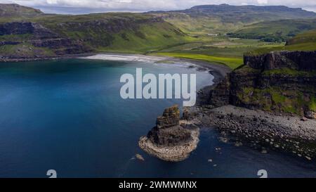 Ein Blick aus der Vogelperspektive auf den Talisker Beach auf der Isle of Skye, Schottland. Stockfoto