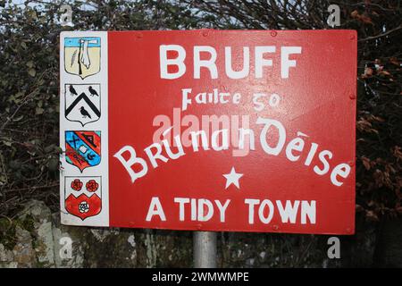 Ein Willkommensschild im ländlichen Irland, geschrieben in irischem Gälisch. Schild Willkommen in Bruff, County Limerick, Irland - eine aufgeräumte Stadt Stockfoto