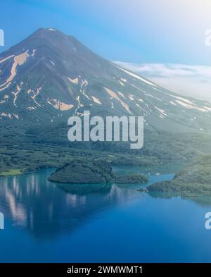 Die malerische Sommervulkanlandschaft der Halbinsel Kamtschatka: Blick auf den aktiven Vulkan Iljinski (Iljinskaja Sopka). Eurasien, Russland, Fernost, Kuril Stockfoto