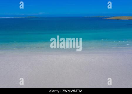 Ein Blick aus der Vogelperspektive auf den Strand auf der Isle of Harris, Schottland. Stockfoto