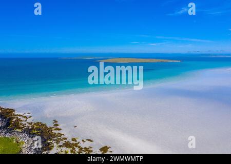 Ein Blick aus der Vogelperspektive auf den Strand auf der Isle of Harris, Schottland. Stockfoto