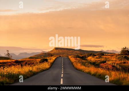 Ein allgemeiner Blick auf die A855 auf der Isle of Skye, Schottland bei Sonnenschein. Stockfoto