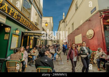 Paris, Frankreich - 17. Februar 2024 : Blick auf das geschäftige und malerische Viertel Montmartre, berühmt für Künstler, Cafés und Restaurants in Paris Frankreich Stockfoto