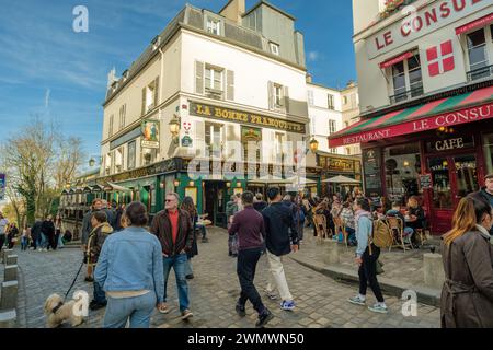 Paris, Frankreich - 17. Februar 2024 : Blick auf das geschäftige und malerische Viertel Montmartre, berühmt für Künstler, Cafés und Restaurants in Paris Frankreich Stockfoto