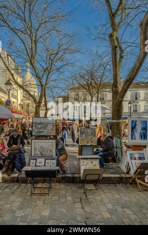 Paris, Frankreich - 17. Februar 2024 : Blick auf den belebten und malerischen Montmartre-Platz, berühmt für Künstler und Restaurants in Paris Frankreich Stockfoto