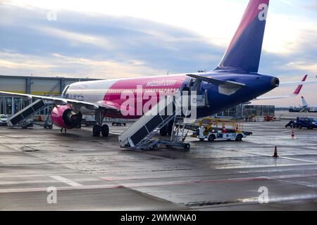 29. November 2023 Ungarn - Wizz Air Aircraft am Flughafen Budapest ist ein moderner Flugverkehr, der Budapest mit den verschiedenen Reisezielen Europas verbindet Stockfoto