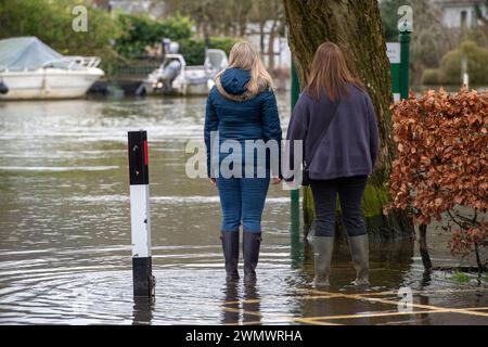 Henley on Thames, Großbritannien. Februar 2024. Frauen schauen sich den überfluteten Themsepfad in Henley an. Die Themse ist bei Henley on Thames in Oxfordshire über die Ufer geplatzt. Für Henley, Remenham und Medmenham gibt es eine Hochwasserwarnung für die Themse. Für morgen und Freitag ist ein starker Regen vorhergesagt. Quelle: Maureen McLean/Alamy Live News Stockfoto