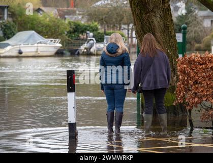 Henley on Thames, Großbritannien. Februar 2024. Frauen schauen sich den überfluteten Themsepfad in Henley an. Die Themse ist bei Henley on Thames in Oxfordshire über die Ufer geplatzt. Für Henley, Remenham und Medmenham gibt es eine Hochwasserwarnung für die Themse. Für morgen und Freitag ist ein starker Regen vorhergesagt. Quelle: Maureen McLean/Alamy Live News Stockfoto